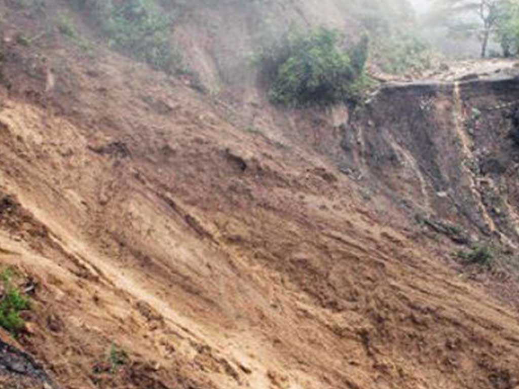 त्रिभुवन राजपथमा पहिरो खस्दा एक जना बेपत्ता, चार गाडी पुरिए