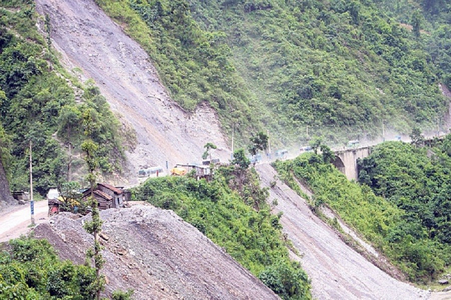 लेदो झरेर पुन: अवरुद्ध भयो नारायणगढ–मुग्लिन सडक खण्ड