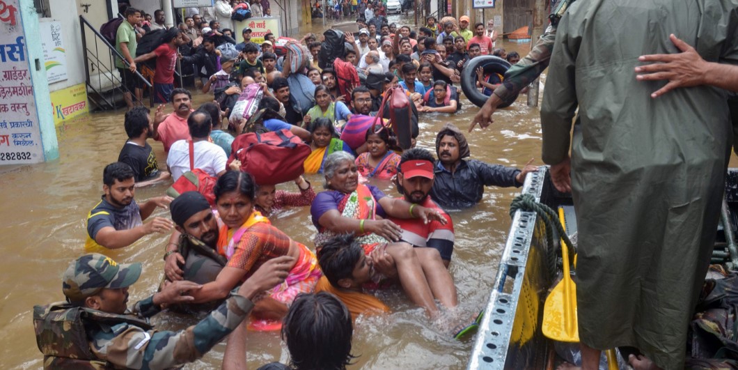 भारतमा भारी वर्षा, संरचना भत्किदा १७ जनाको मृत्यु