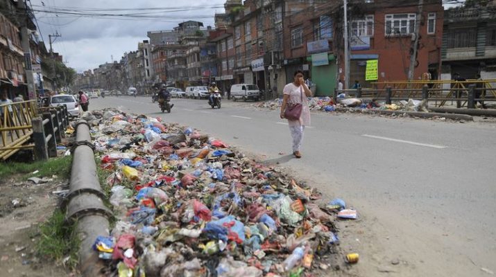 पोखरामा सडक बन्यो डम्पिङ साइट