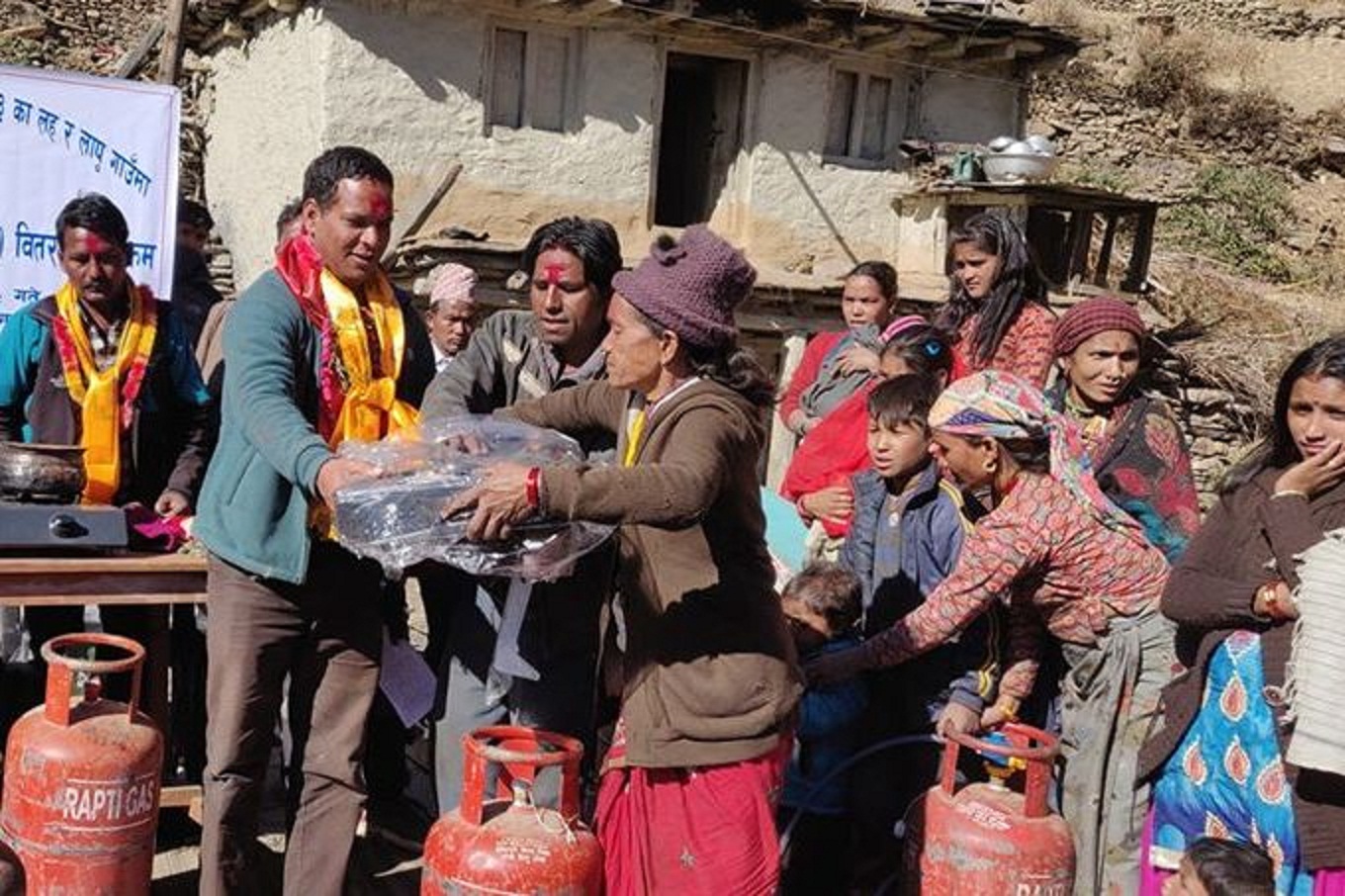 मुगुको ५७ घरलाई नगरपालिकाले दियो ग्यास चुलो