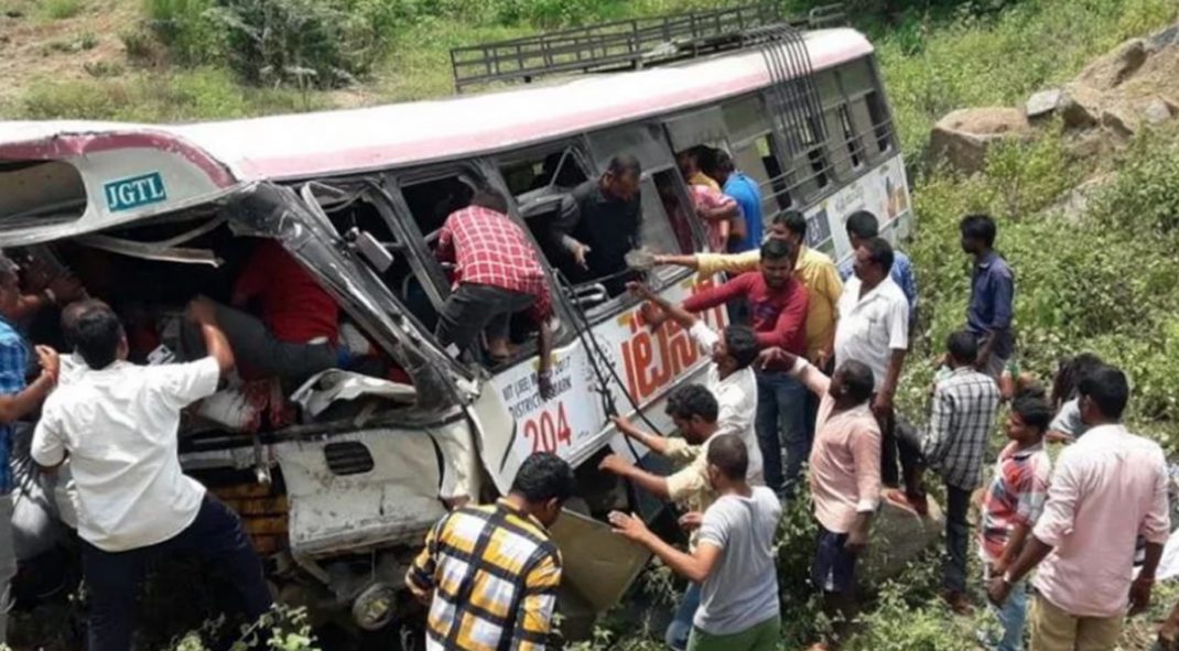बिहेमा हिँडेका १८ नेपाली सवार गाडी भारतमा दुर्घटना , २ जनाको मृत्यु १२ घाइते