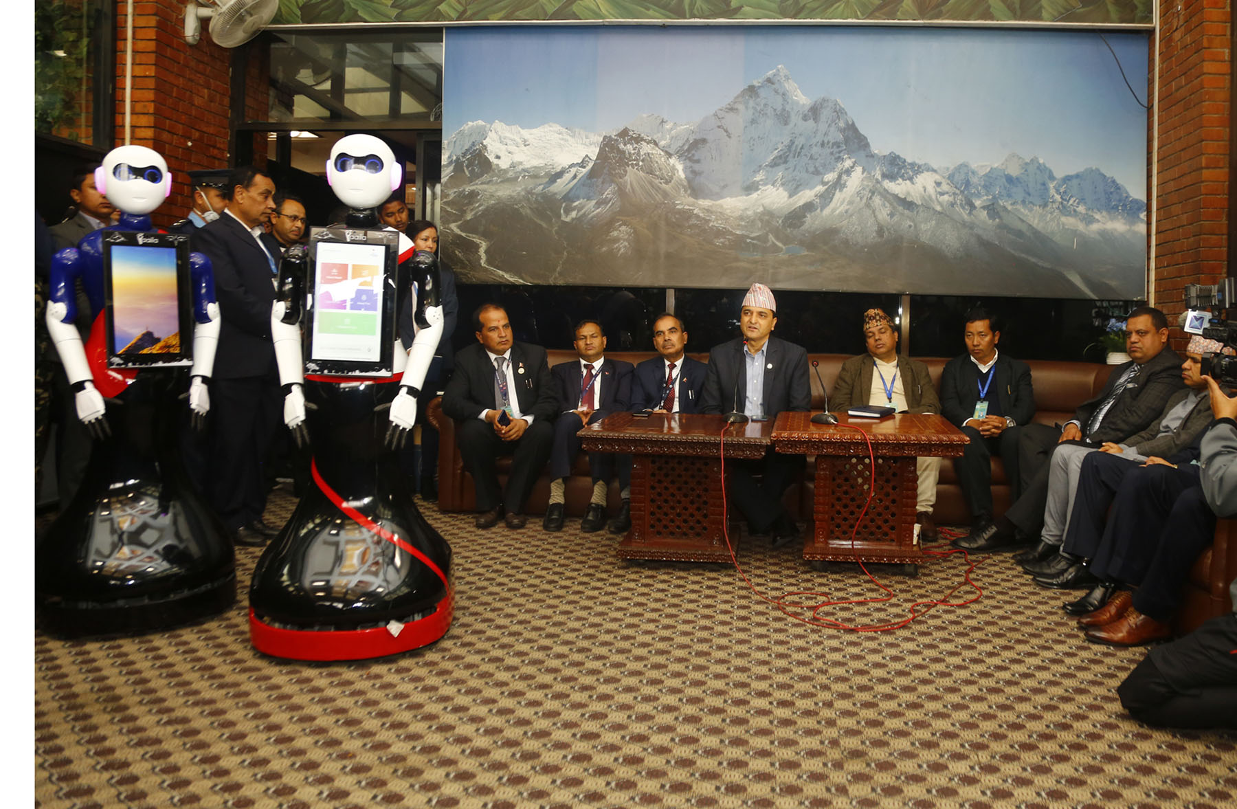 त्रिभुवन विमानस्थलमा यात्रुहरुलाई रोबोटले स्वागत गर्दै