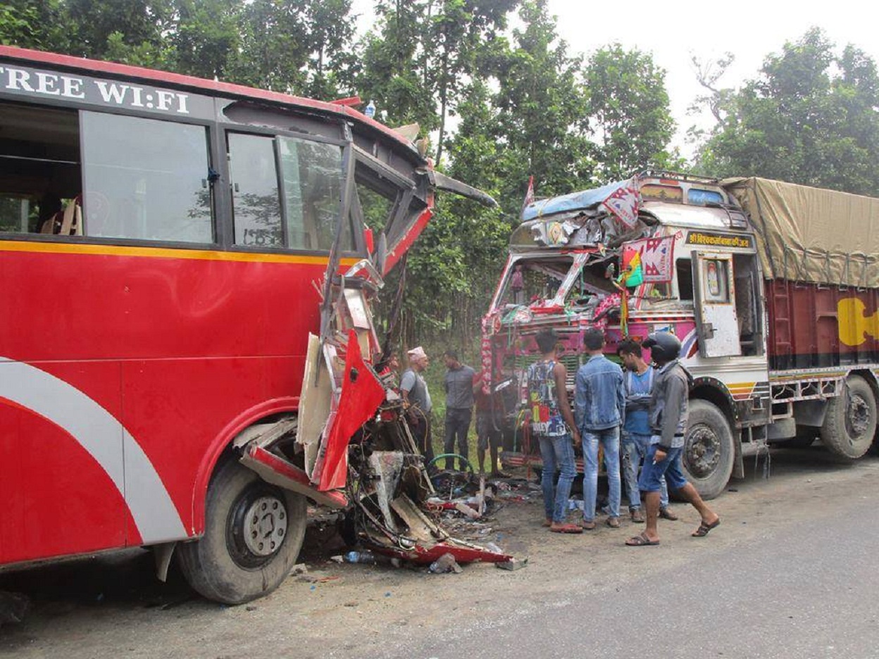 तनहुँको बँदीपुरमा बस र ट्रक एकआपसमा ठोक्किदा १९ जना घाइते