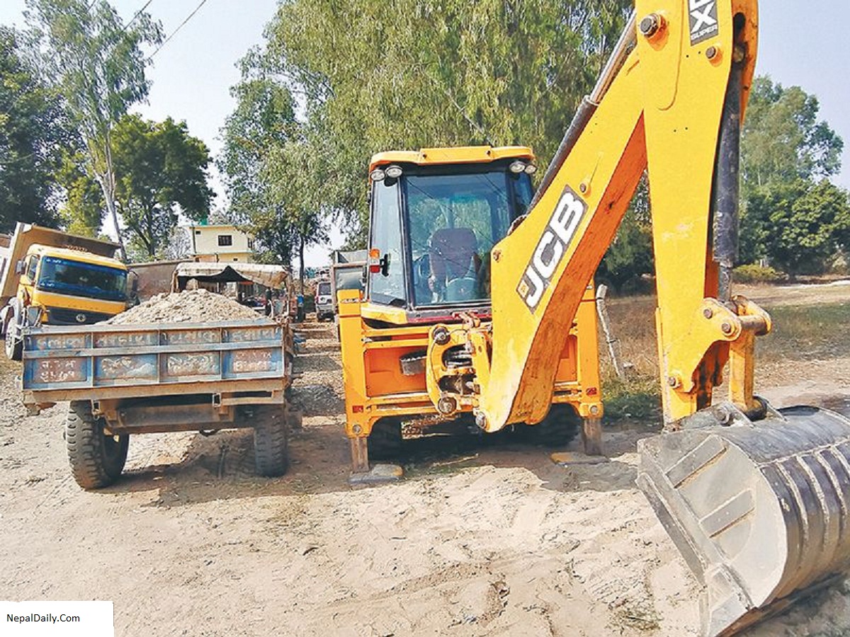 नेताकै एक्स्काभेटर अवैध उत्खननमा अग्रसर