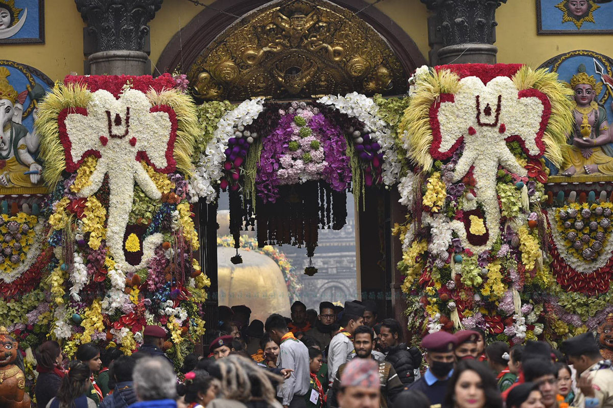 पशुपतिनाथमा सजाइएका फूल चोरी