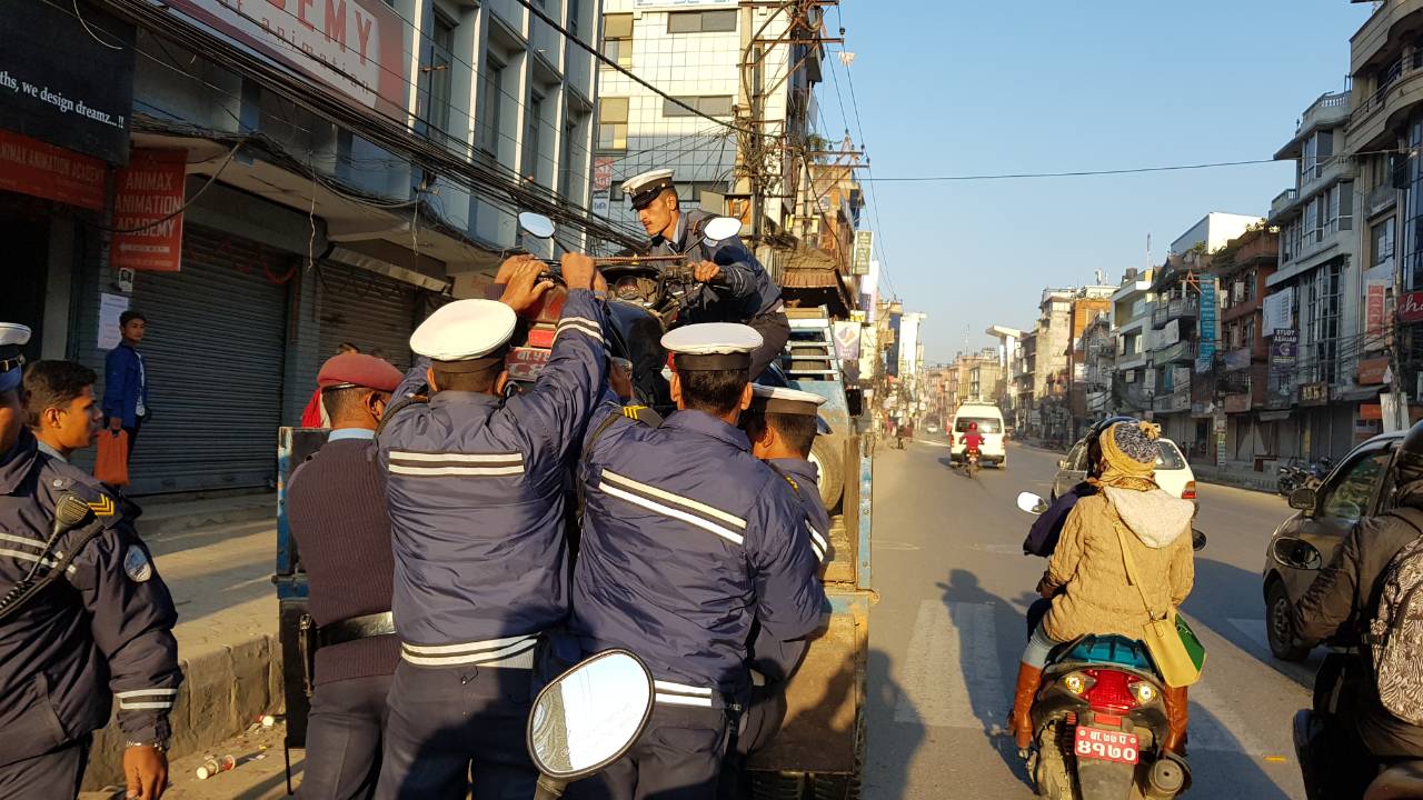 आदेश नमान्ने २६१ सवारीसाधन नियन्त्रणमा