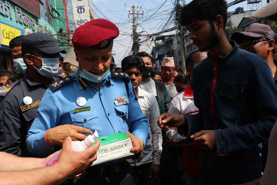 बौद्ध प्रहरीद्वारा पैदलयात्रुलाई ८०० सर्जिकल मास्क वितरण