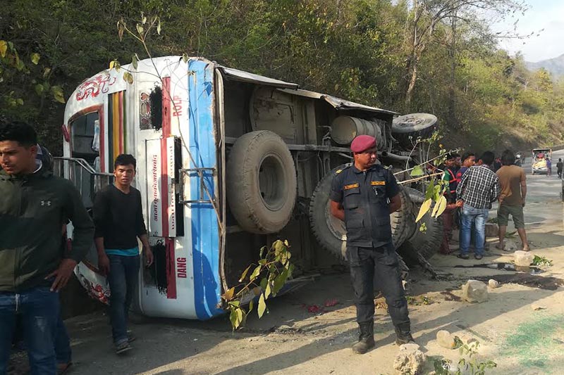 रामेछापमा बस दुर्घटना, २८ जना घाइते