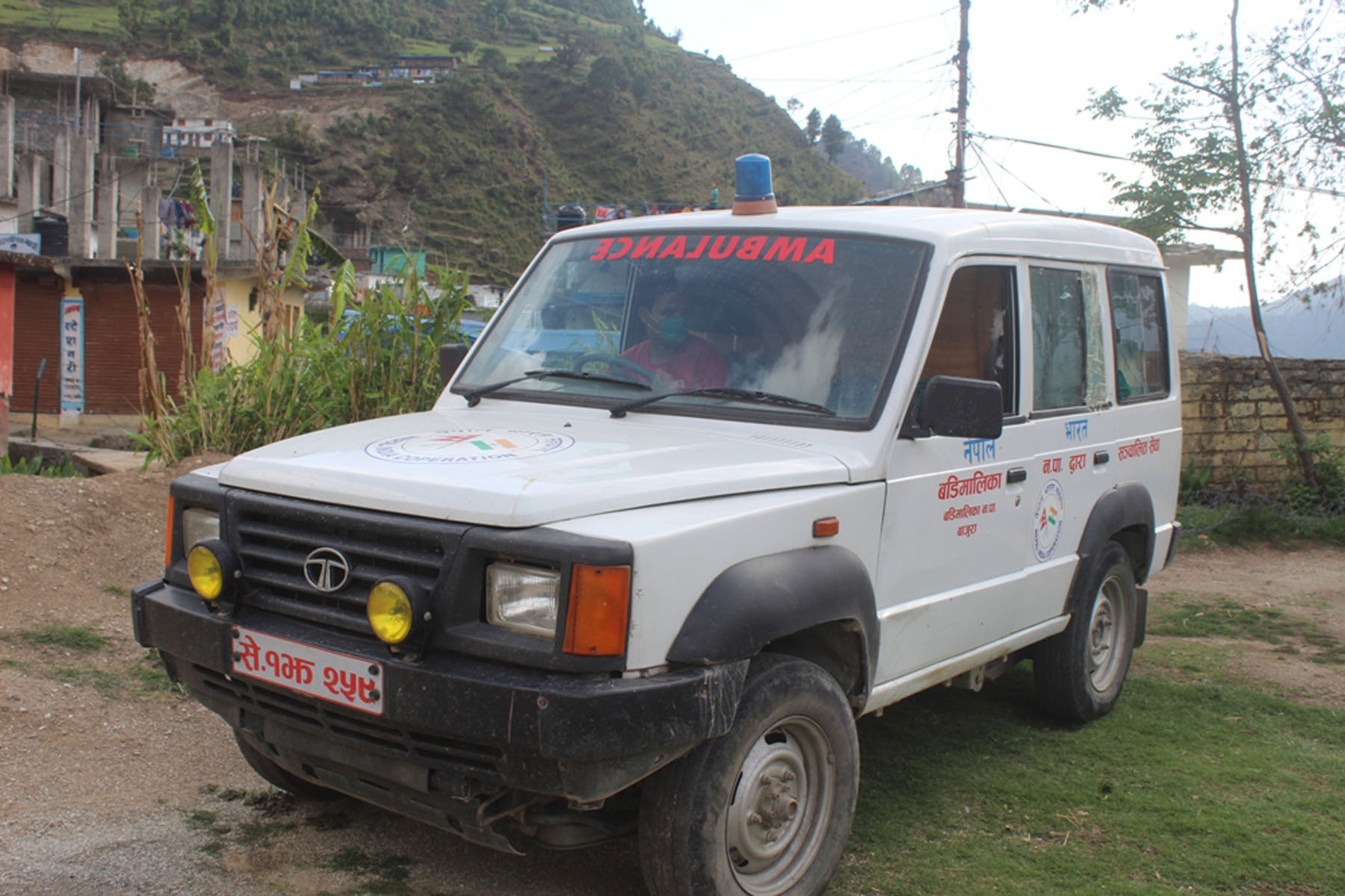 खाद्यान्न भन्दै मदिरा ओसार्ने पक्राउ