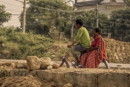 साइकलमा पाँच सय लिएर भारतबाट नेपाल यात्रु ओसार्ने पक्राउ