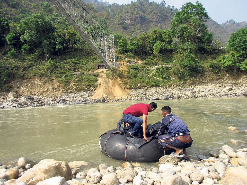 महाकाली नदि तरेर भारतबाट नेपाल प्रवेश गर्नेको क्रम जारी