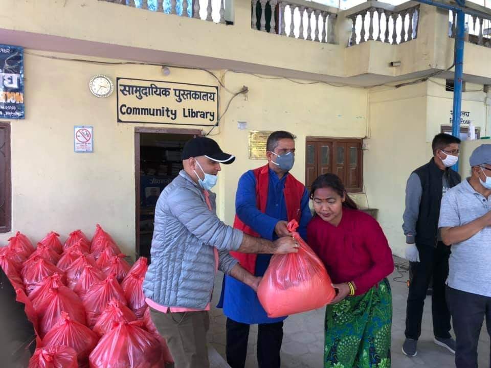 गोदामको ताला तोडेर घरघर पुगेर राहत वितरण