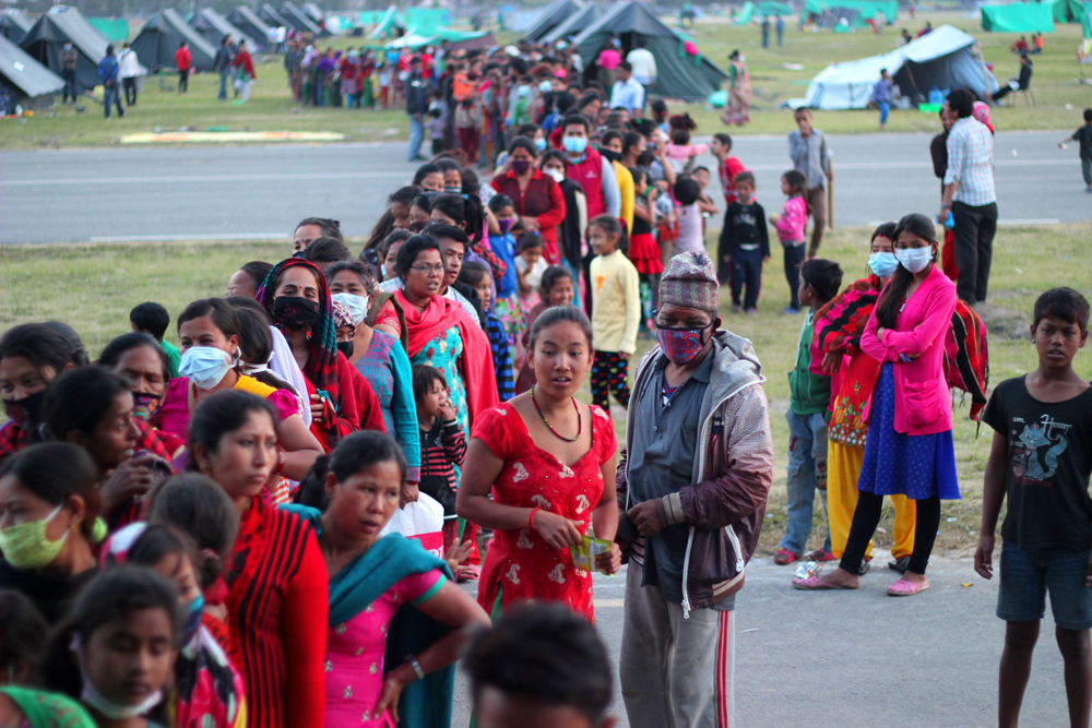 सुनका सिक्री गलामा, राहतका झोला हातमा गरिबहरुलाई मार धनिहरुलाई उपहार