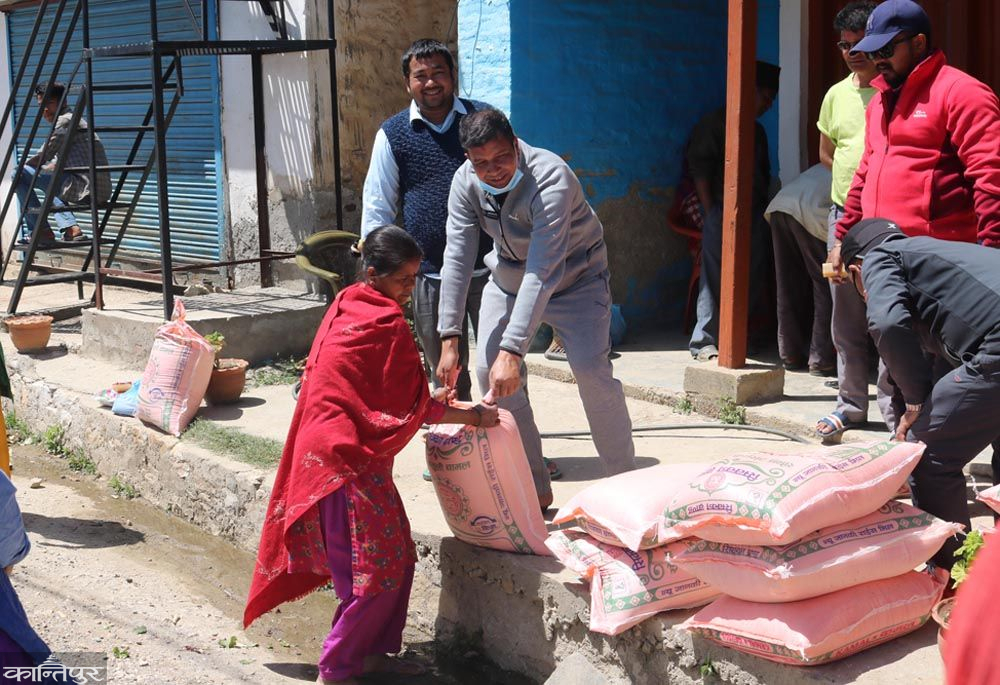 सरकारले विपन्न वर्गलाई राहत वितरण गर्न थालेपछि, राहत माग्नेको सङ्ख्या बढ्दै