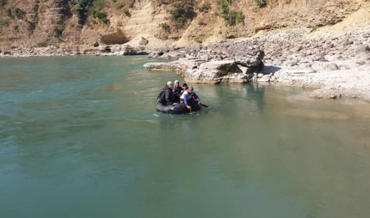 बत्तीस सय तिरेर महाकाली तरेका ३ जना बीच बाटामै अलपत्र