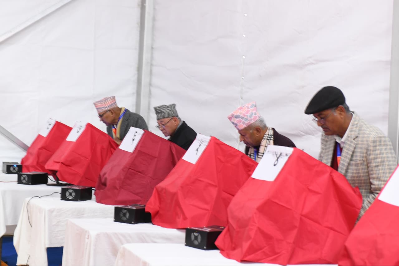 एमाले चुनाव: २ घण्टामा २ सयले हाले भोट, यही रफ्तारमा १० घण्टा लाग्ने अनुमान