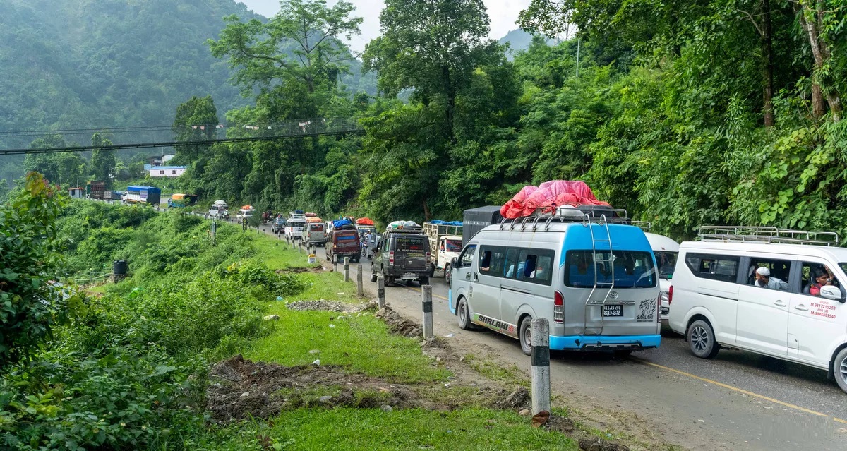 कृष्णभीरको पहिरोले हेटौँडा–काठमाडौँ सडकमा सवारीको चाप