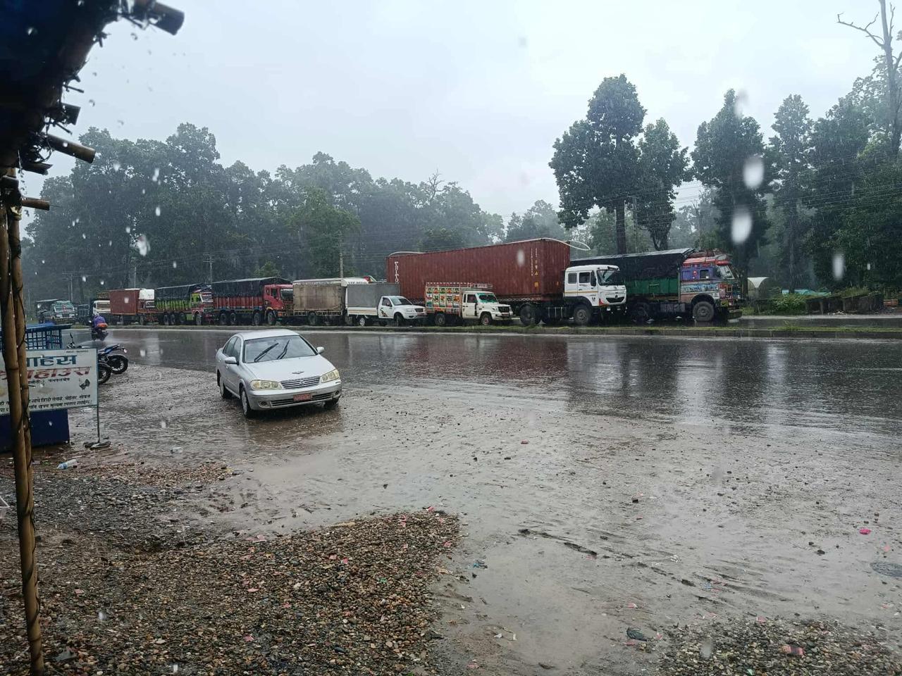 दाउन्नेमा पहिरो जाँदा पूर्व पश्चिम राजमार्ग पूर्ण रूपमा अवरुद्ध
