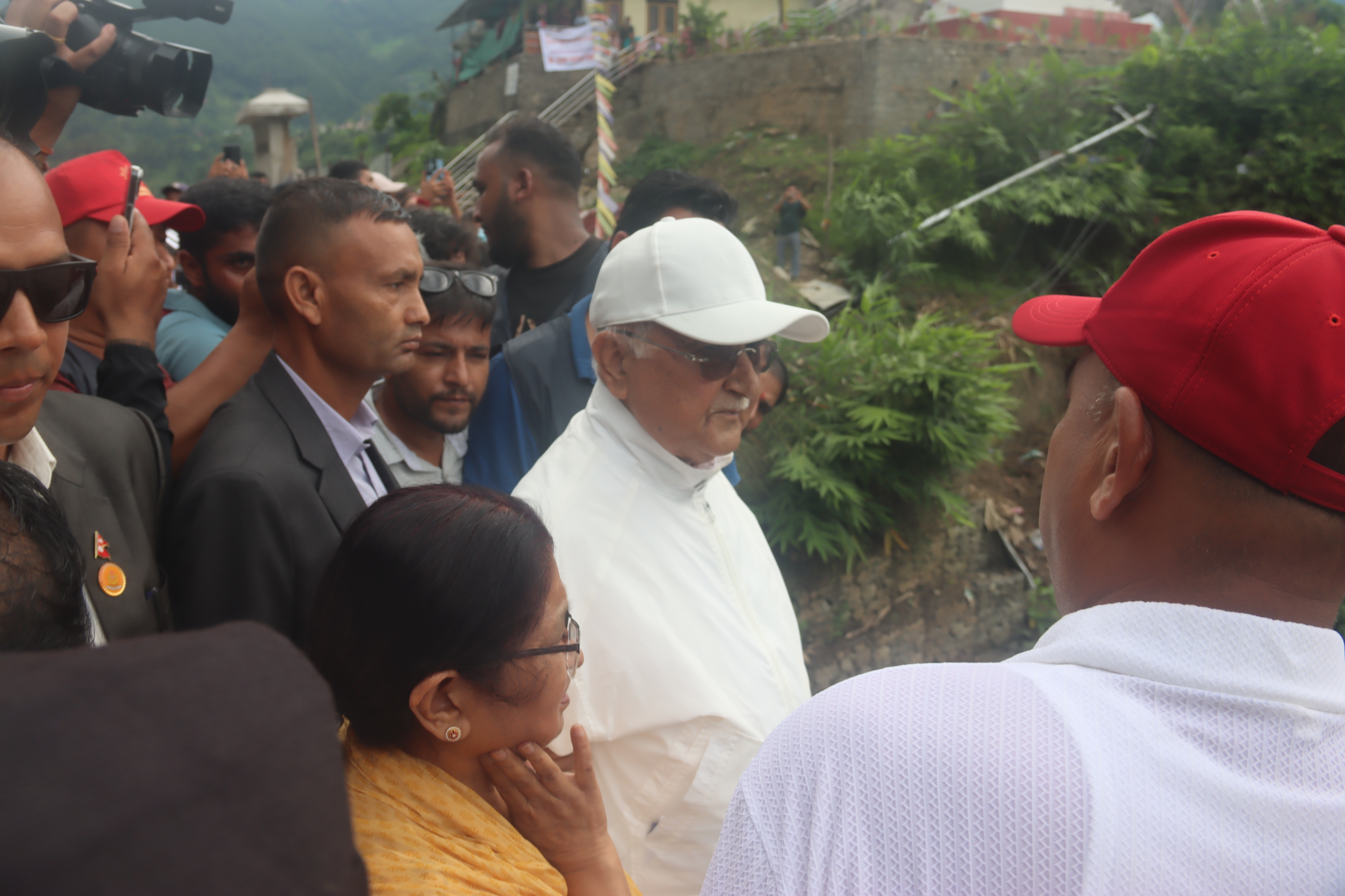 एमाले अध्यक्ष ओली राहत सामग्रीसहित बाढी प्रभावित नुवाकोटको विदुरमा
