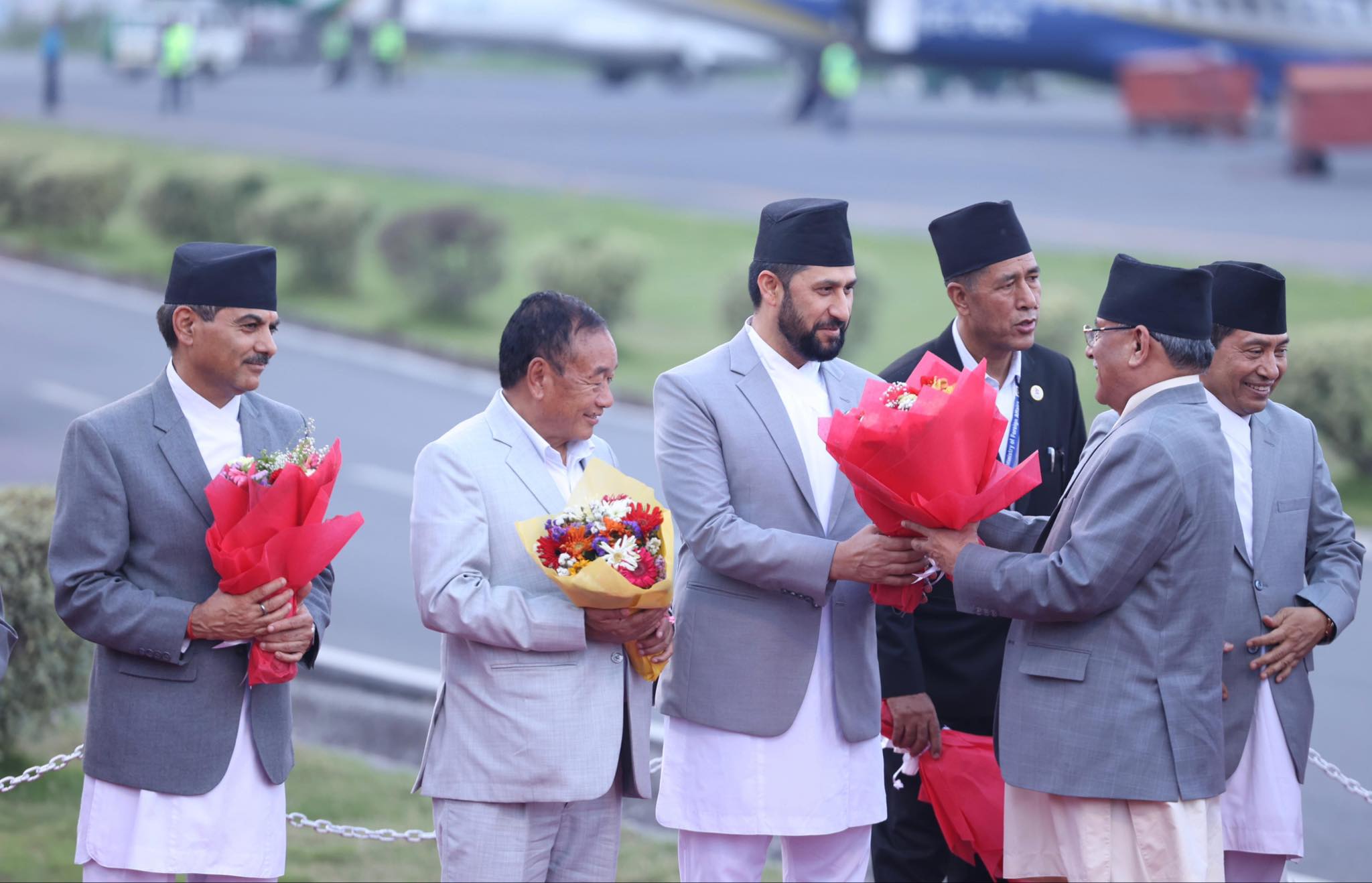 प्रधानमन्त्री दाहाल स्वदेश फिर्ता (तस्बिरहरू)