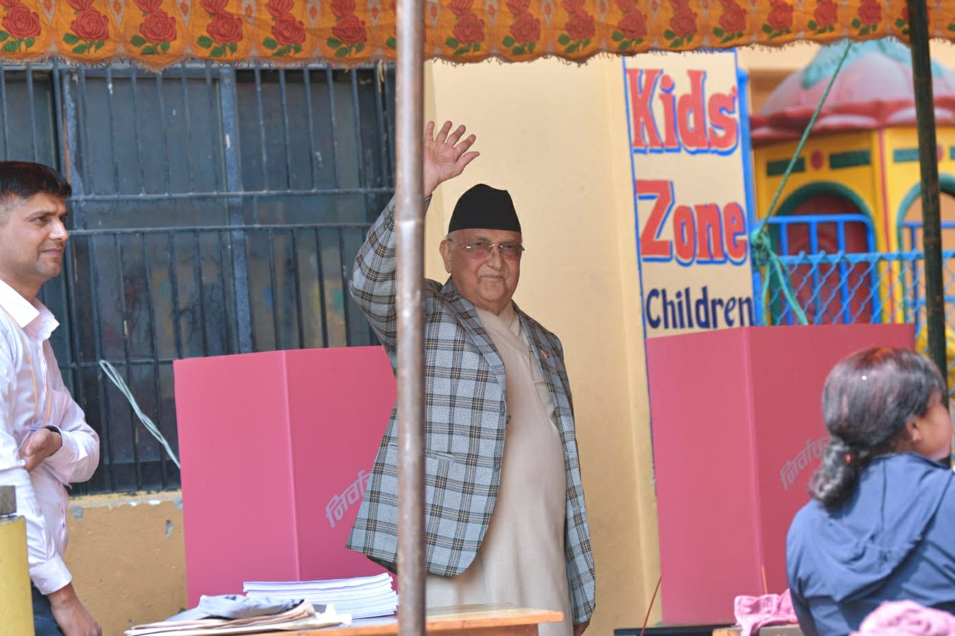 झापा ५ का उम्मेदवार ओलीले भक्तपुरमा गरे मतदान