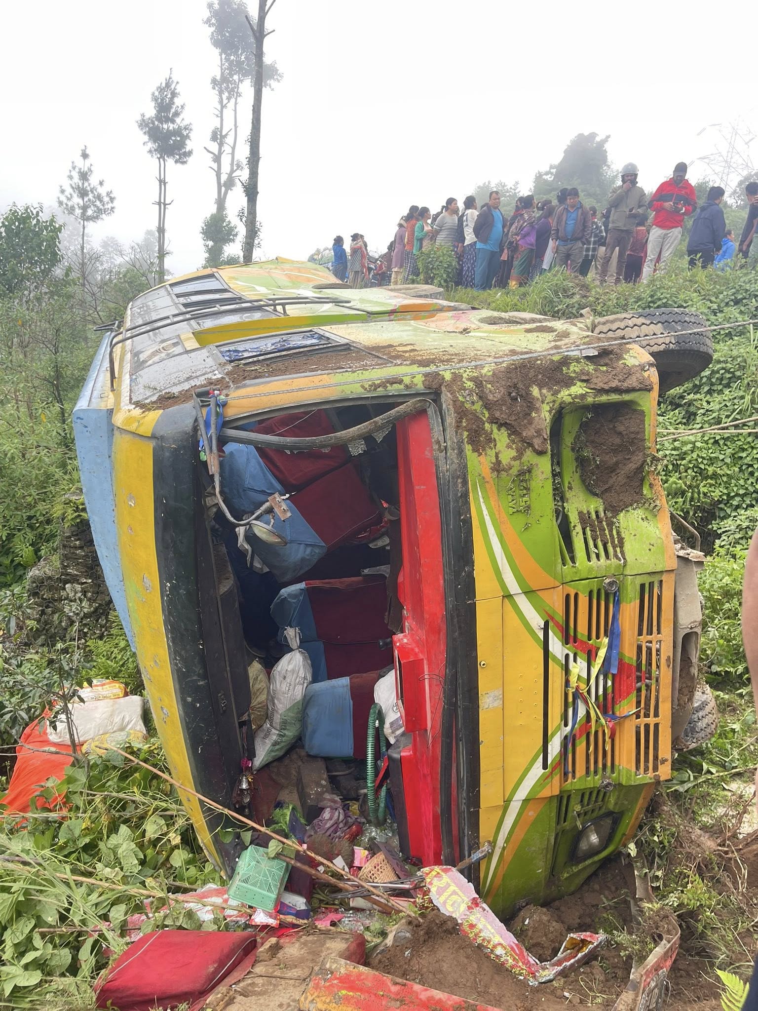 बस दुर्घटना हुँदा १४ घाइते, एक जना गम्भीर