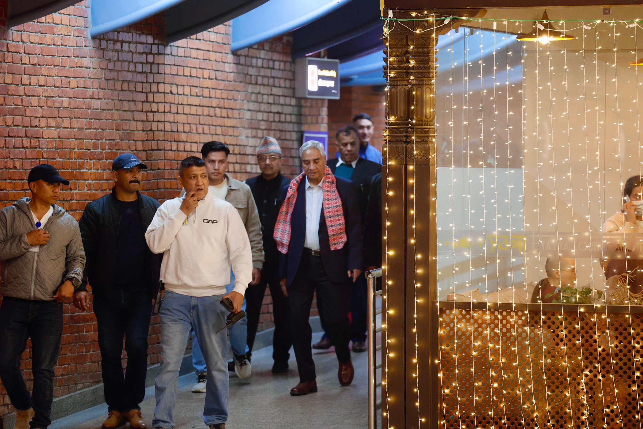 स्वदेश फर्किए देउवा दम्पती