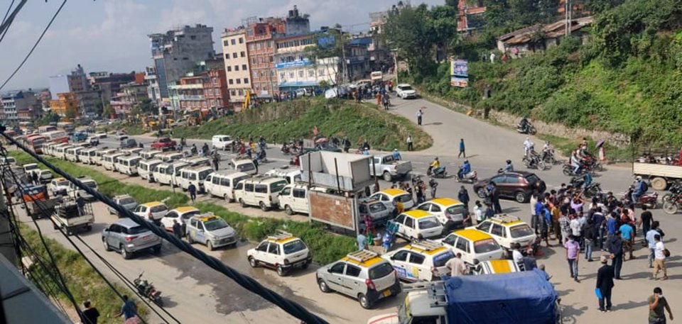 भाडा वृद्धिकाे माग गर्दै सार्वजनिक बस व्यवसायी हड्तालमा