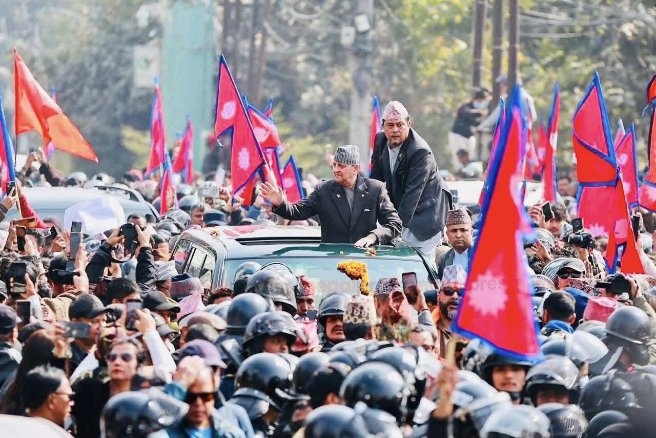 विमानस्थलमा पूर्वराजालाई  समर्थकको भव्य स्वागत