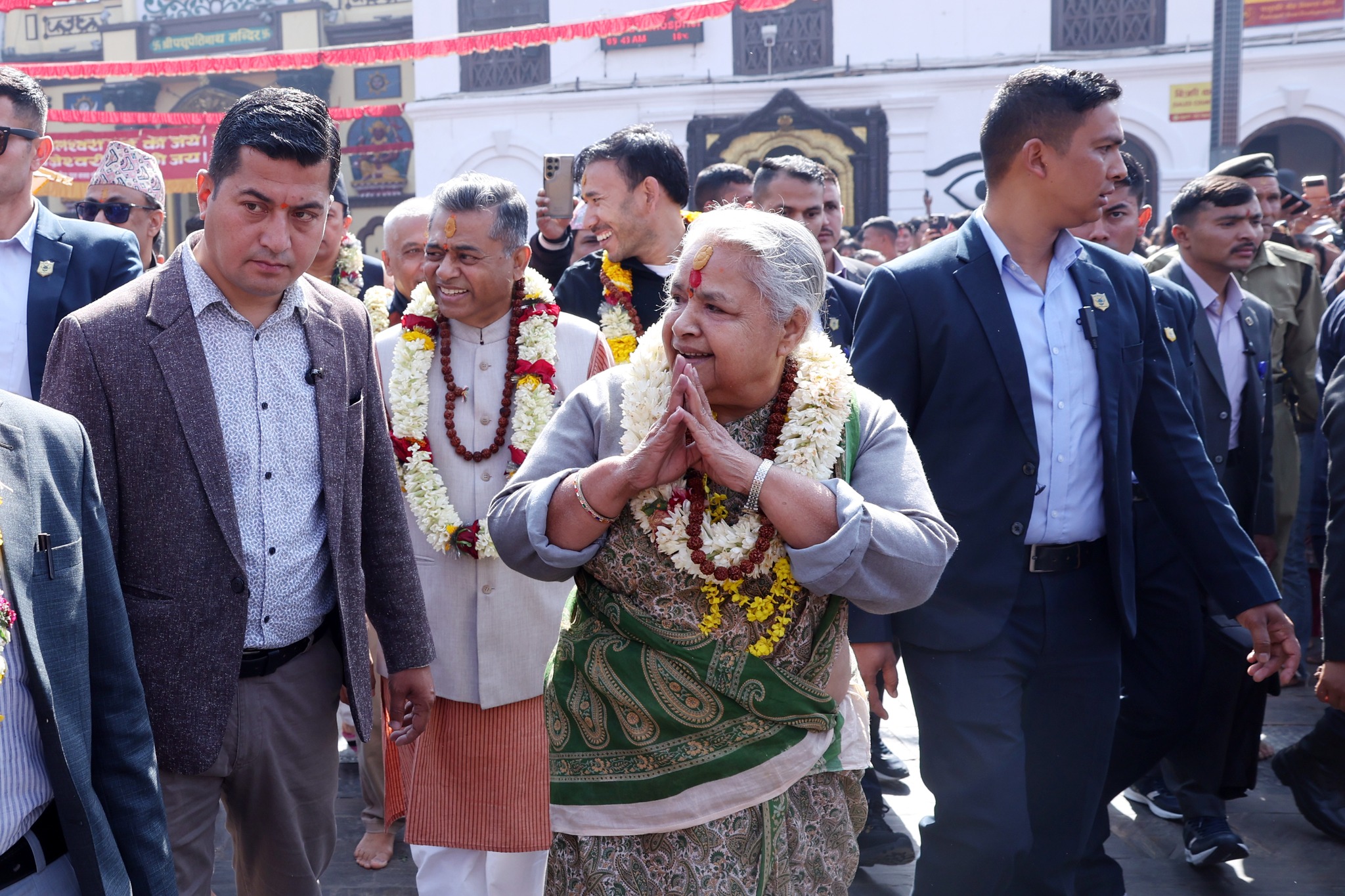 प्रधानमन्त्री कार्कीले पशुपतिमा गरिन् रुद्राभिषेक