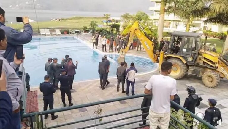 फेवाताल किनारमा चल्यो डोजर, वाटर फ्रन्ट रिसोर्टको स्विमिङ पुल, गेट र पर्खाल भत्याइयो