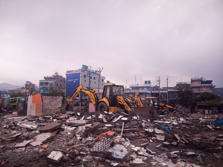 पोखराको अमरसिंहचौरका पुराना टहरामा चल्यो डोजर