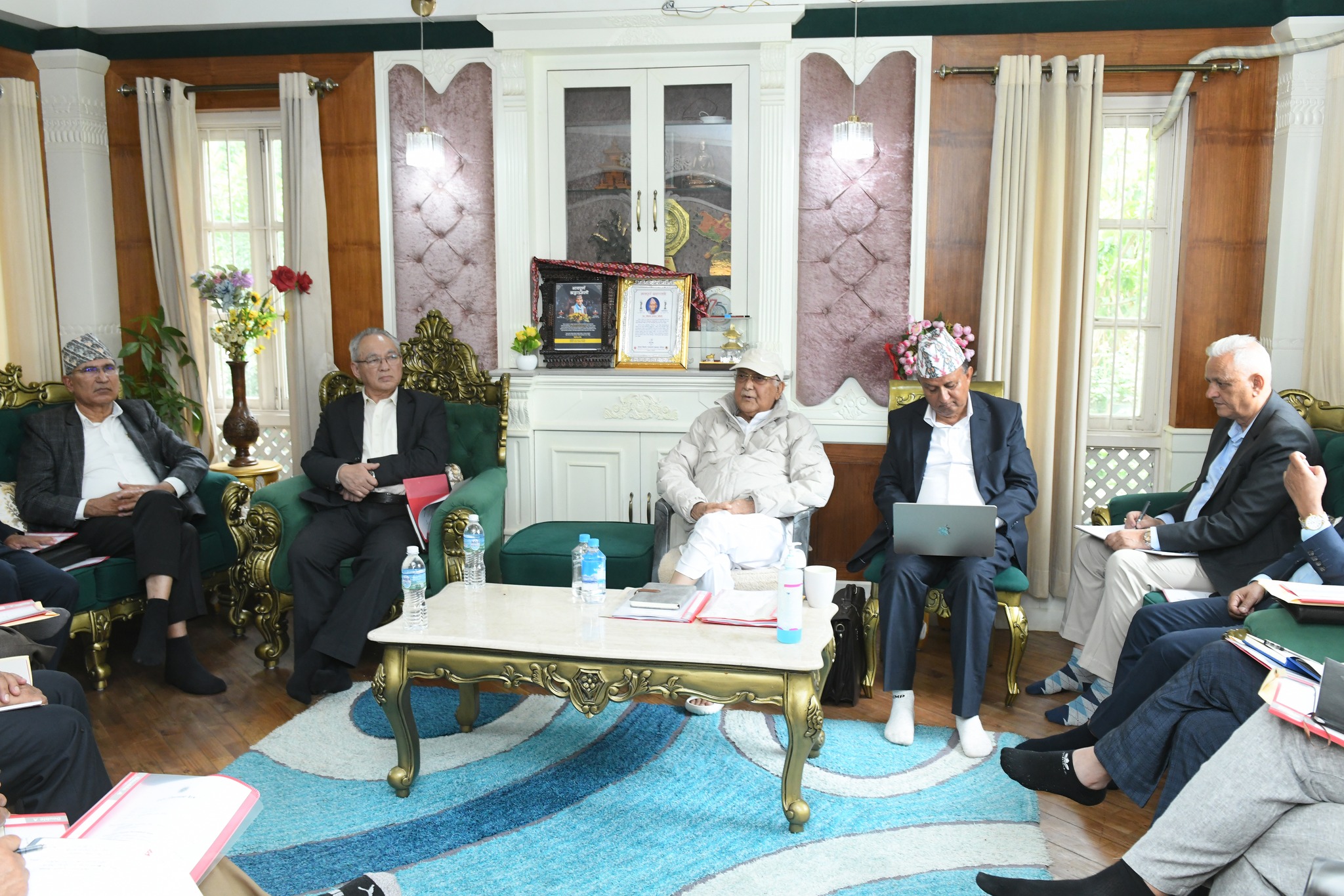 एमाले सचिवालय बैठकमा ओलीको कार्यशैलीमाथि प्रश्न: अध्यक्षकै सामुन्ने उपाध्यक्षहरूले पोखे आक्रोश