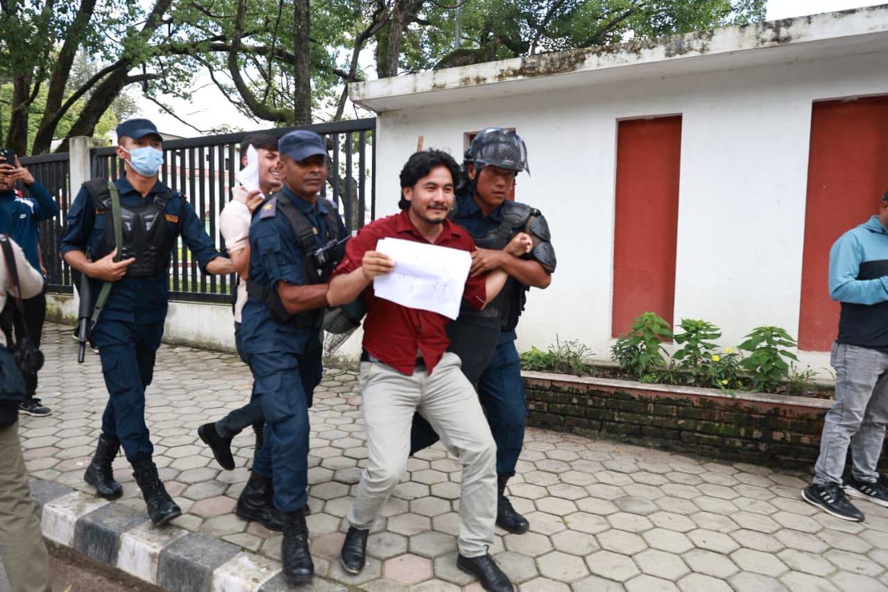 त्रिविको वार्षिकोत्सवमा शिक्षामन्त्री पोखरेलविरुद्ध नाराबाजी, प्रदर्शनकारी केही विद्यार्थी प्रहरी नियन्त्रणमा