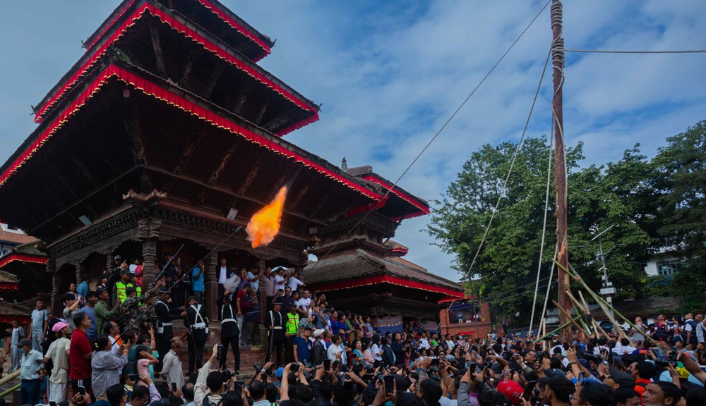 बसन्तपुरमा इन्द्रध्वज ठड्याइयो, सुरु भयो इन्द्रजात्रा (तस्बिरहरू)