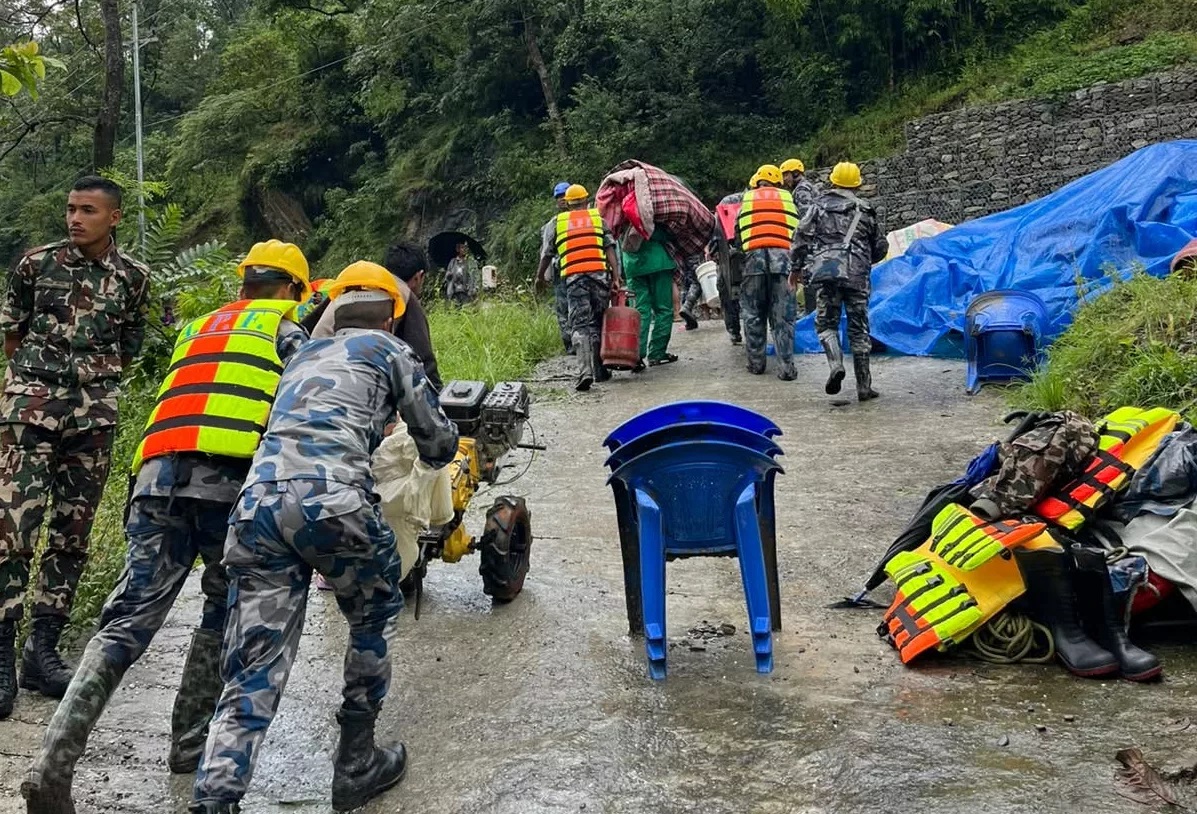 पर्वतमा कालीगण्डकीले ६६ घर बगायो, जोखिममा रहेका २३ घरको सामान सारिँदै