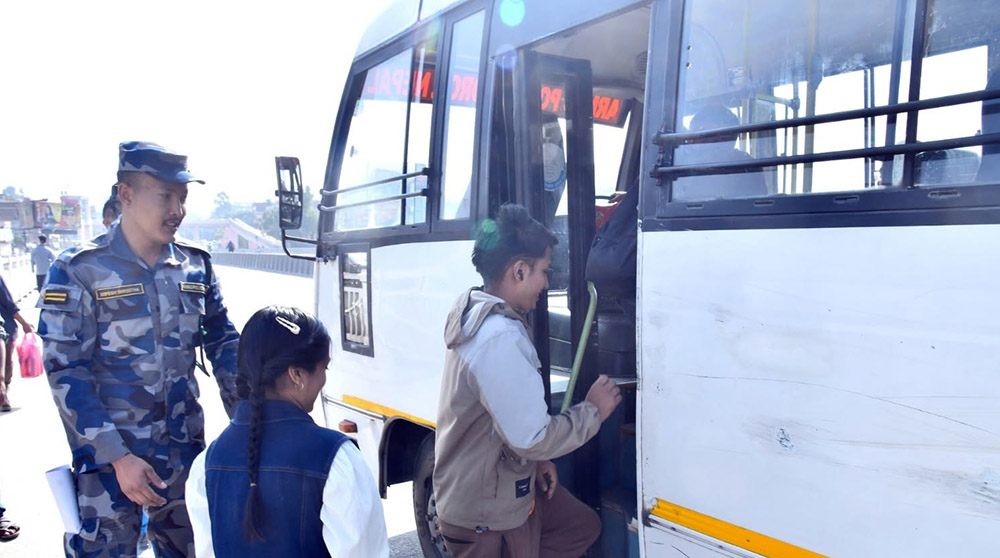 दसैँको बिदामा नेपाल प्रहरी र सशस्त्र प्रहरीको निःशुल्क बस सेवा: काठमाडौँ उपत्यकामा ३ हजार ५८५ यात्रु लाभान्वित