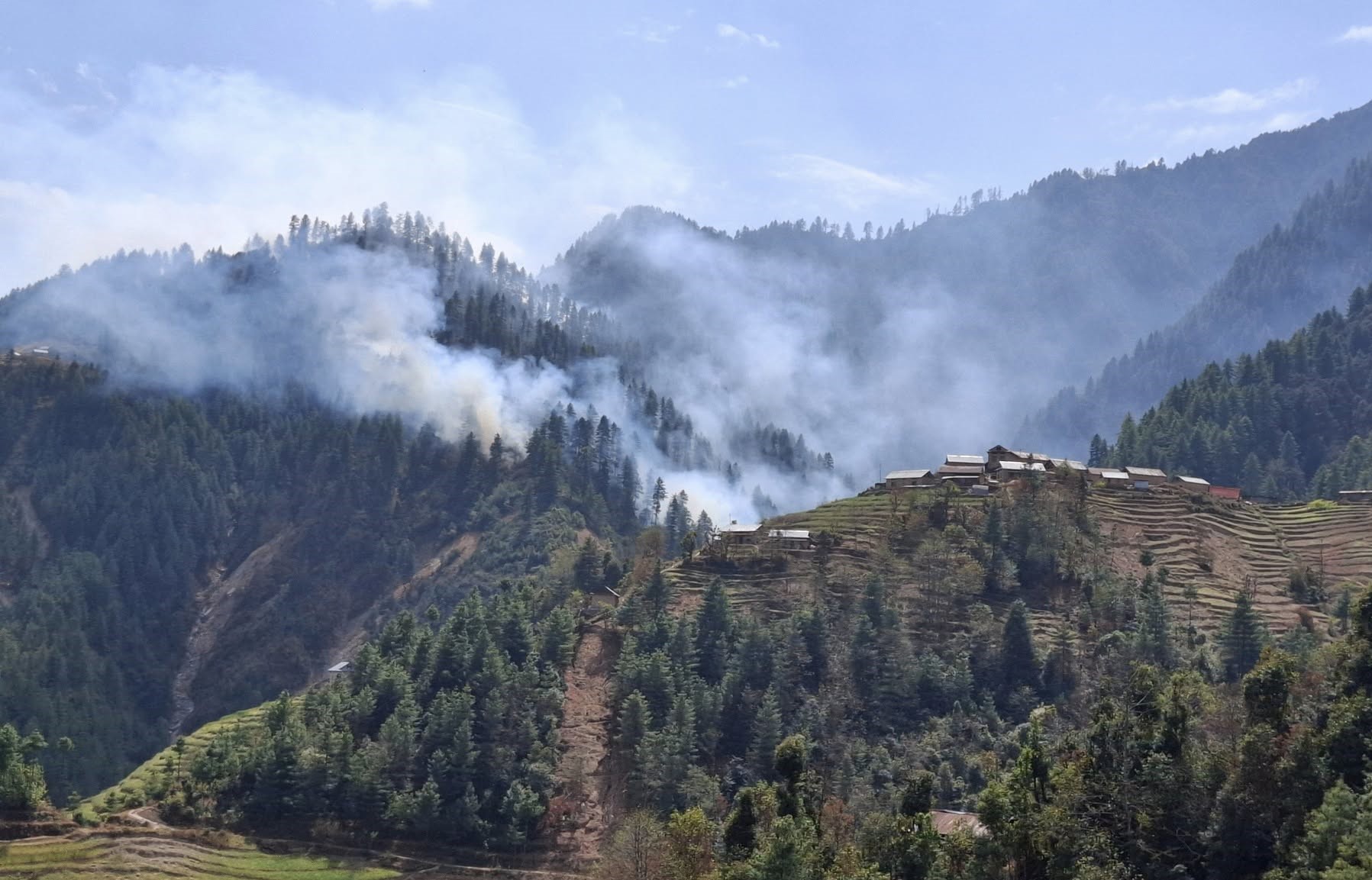 काभ्रेको गोरखनाथ वनमा लागेको डढेलो नियन्त्रण बाहिर