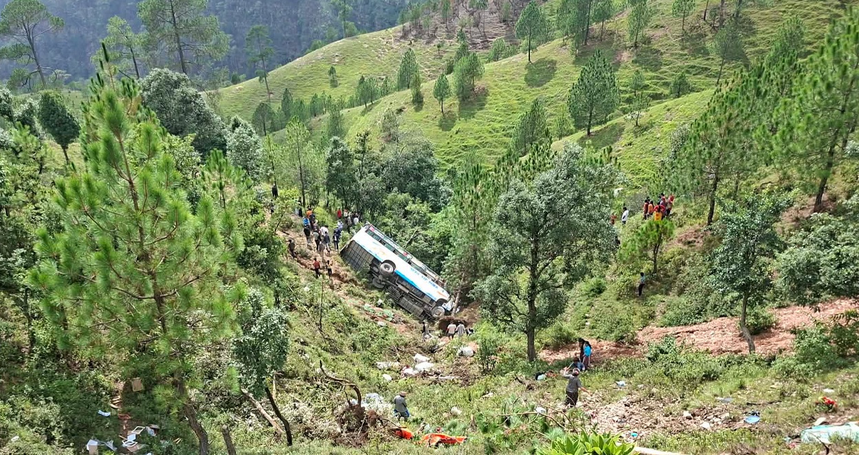 बैतडीमा यात्रुवाहक बस दुर्घटना: १७ जना घाइते, दुईको अवस्था गम्भीर