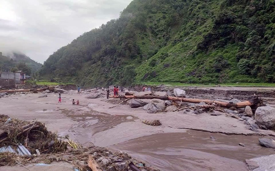 अछाममा बाढीले बगाएका  ६ जनाको शव फेला, १५ जना बेपत्ता