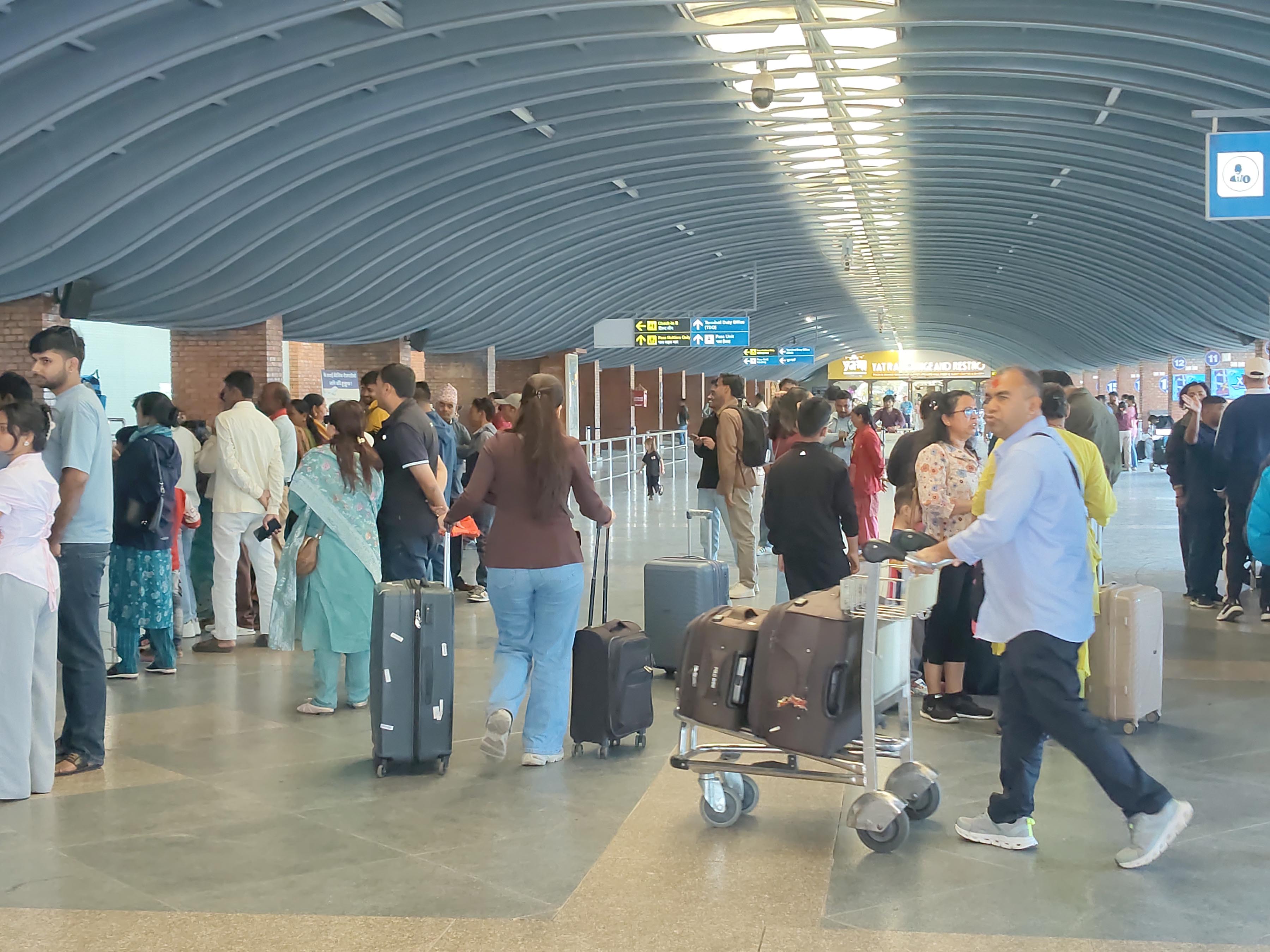 आँगनमा दशैं, विमानस्थलमा भविष्य खोज्ने युवाको भीड