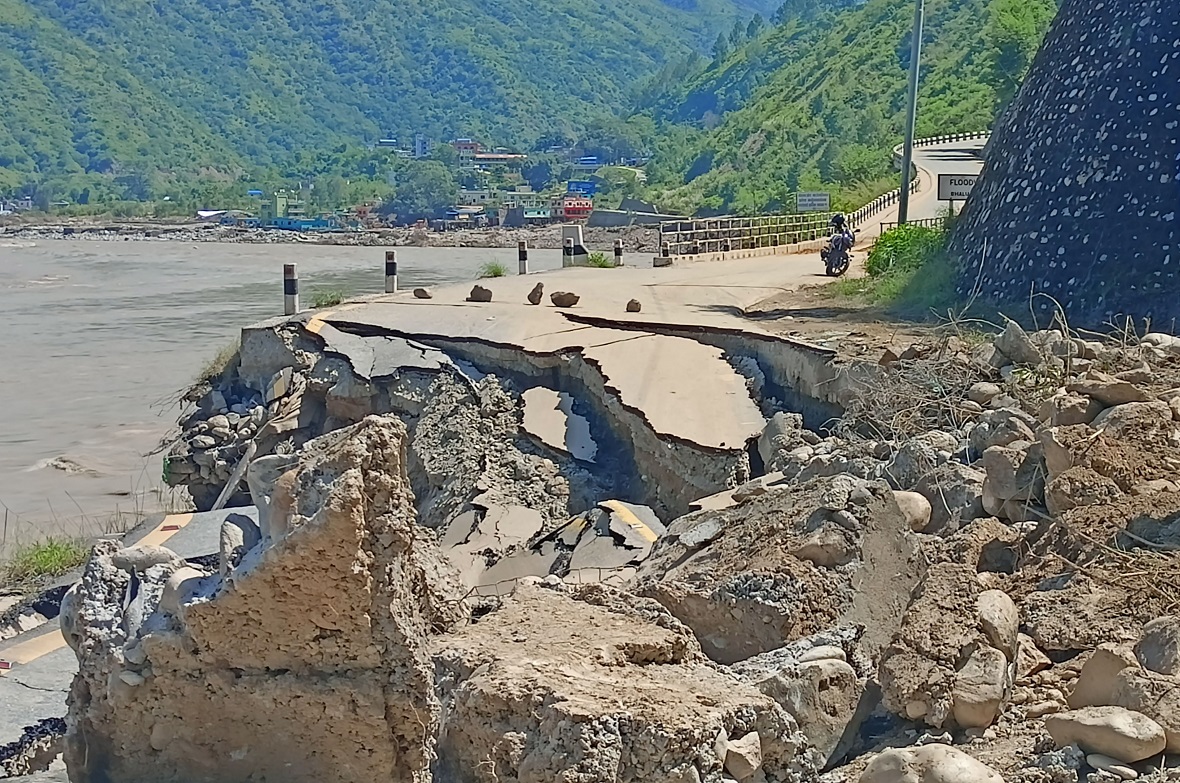 बीपी राजमार्गमा फसेका  सवारीसाधन वैकल्पिक बाटोबाट गन्तव्यतर्फ जाँदै