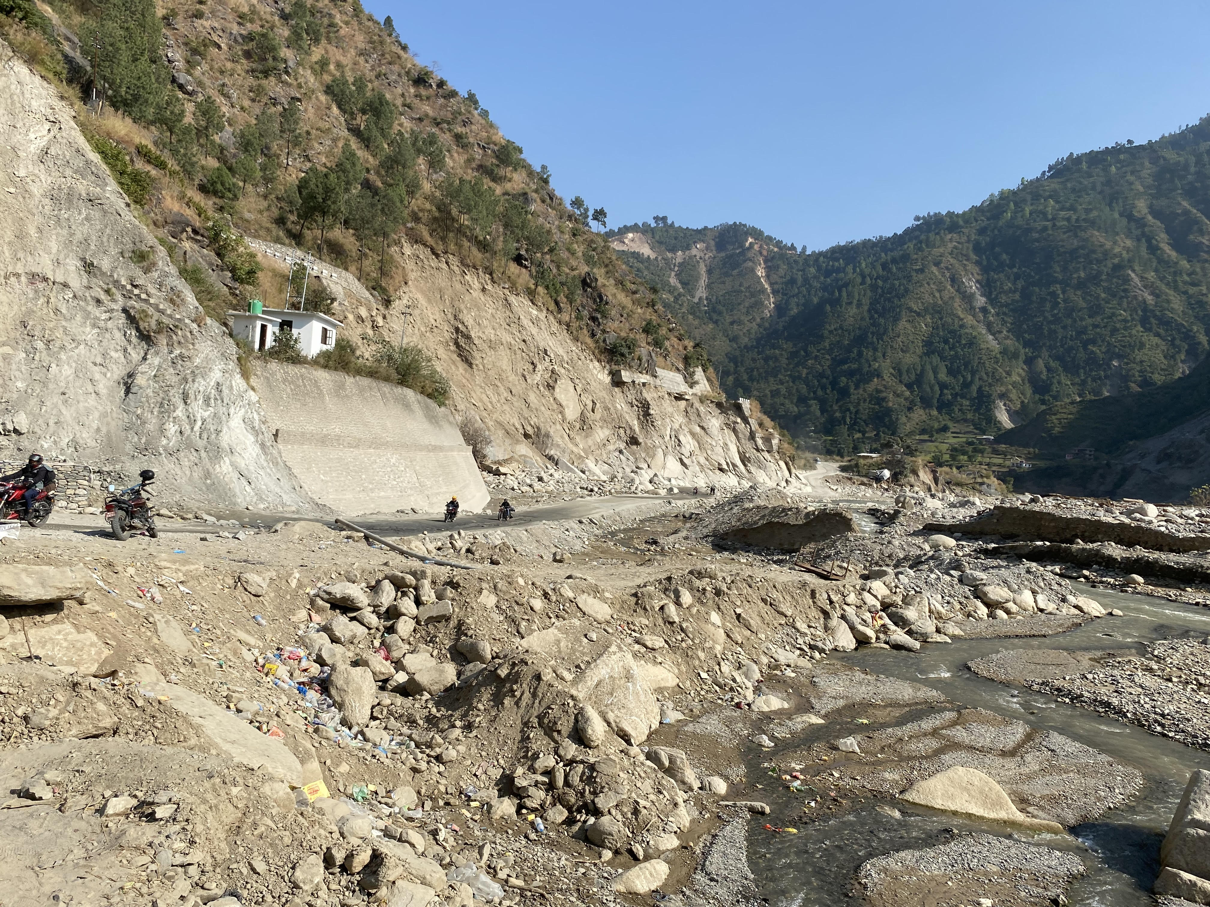 मुख्य राजमार्गकै यात्रा कठिन