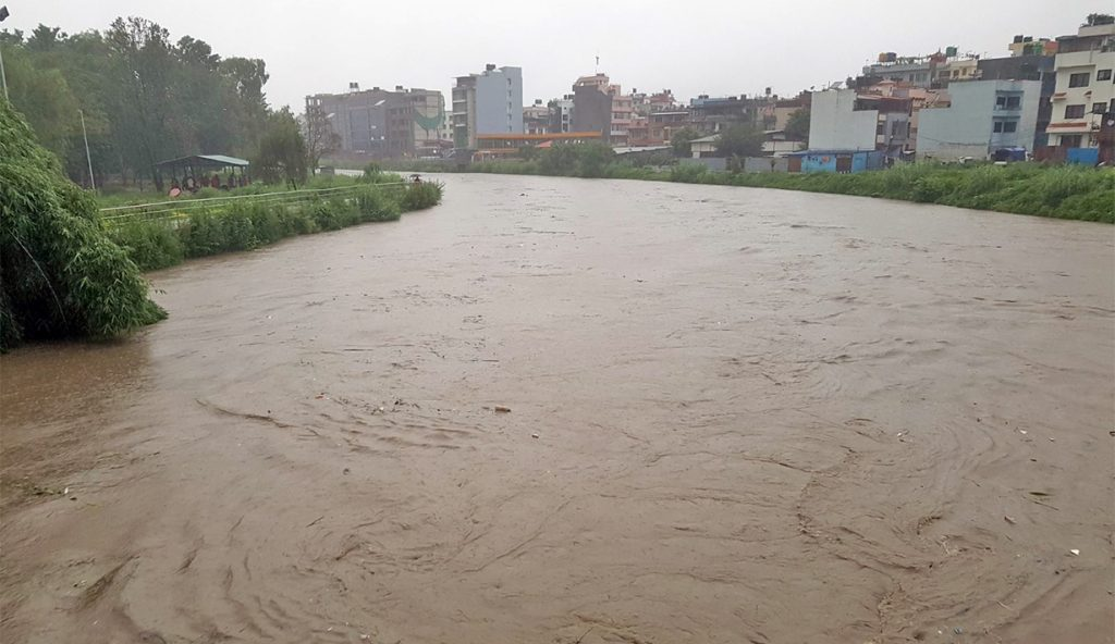 काठमाडौंमा उपत्यकामा भारी वर्षा, वाग्मतीले खतराको तह पार गर्यो