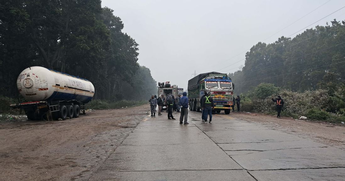 हटाइयो राजमार्ग छेकेर पल्टिएको ग्यास बुलेट, २४ घण्टापति महेन्द्र राजमार्गमा यातायात सञ्चालन