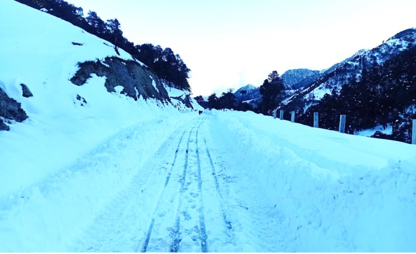 भारी हिमपातले मध्यपहाडी लोकमार्ग अवरुद्ध