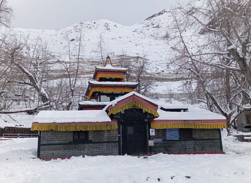 हिमपातपछि मुक्तिनाथ मन्दिर परिसर सुनसान, कागबेनीमै रोकिए दर्शनार्थी