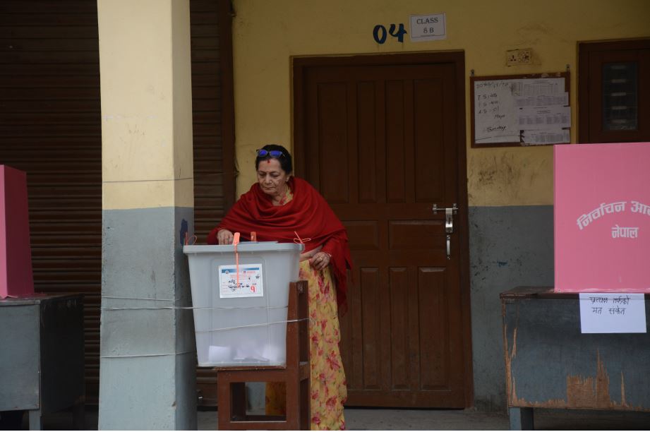 प्रथम महिला पौडेलद्वारा मतदान