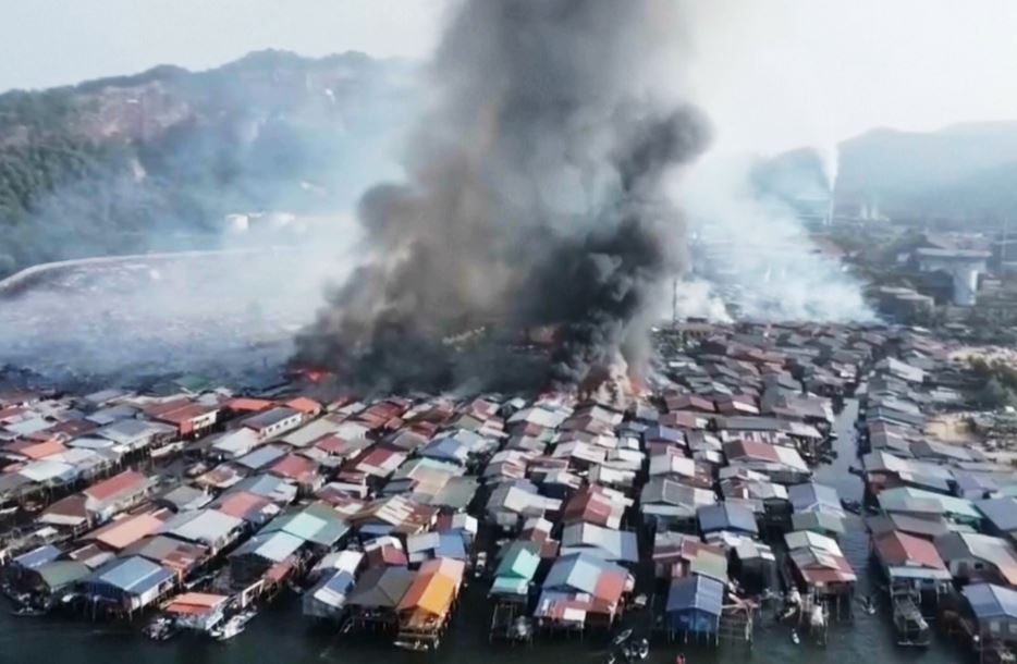 बोर्नियोमा भीषण आगलागी, हजारौँ विस्थापित